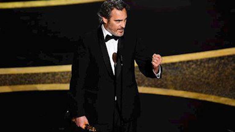 VÍDEO: Emotivo y crudo discurso de Joaquin Phoenix: ”Creemos tener derecho a inseminar a una vaca y quitarle su cría” VÍDEO: Emotivo y crudo discurso de Joaquin Phoenix: ”Creemos tener derecho a inseminar a una vaca y quitarle su cría”