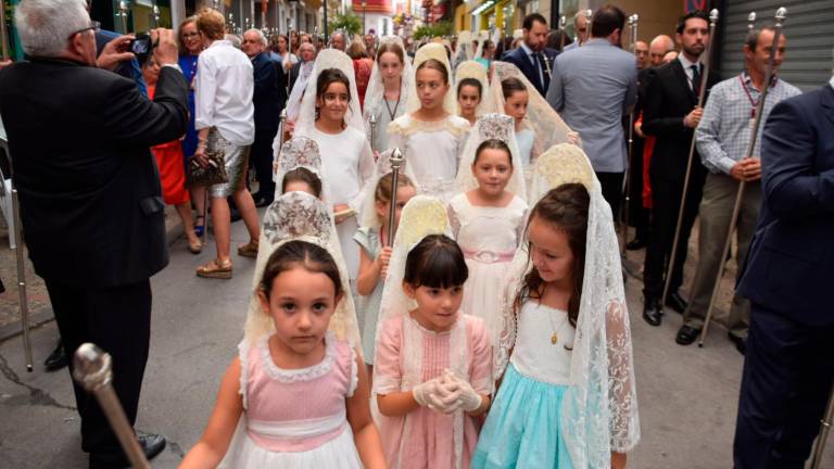 El pueblo se rinde ante el querido lienzo del Crucificado