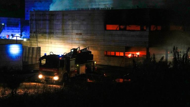 Extinguido desde medianoche el incendio en el Auditorio Rocío Jurado de Sevilla Extinguido desde medianoche el incendio en el Auditorio Rocío Jurado de Sevilla