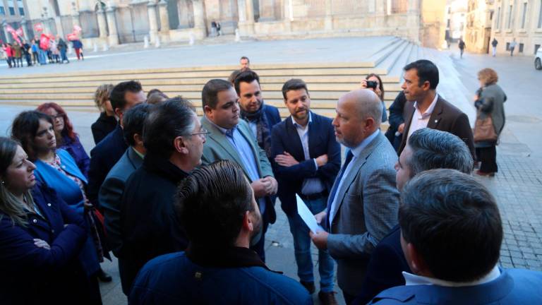 Tensión en la visita del consejero de Educación por los comedores Tensión en la visita del consejero de Educación por los comedores