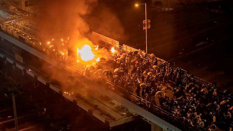 Cientos de manifestantes resisten el asedio de la Policía Cientos de manifestantes resisten el asedio de la Policía