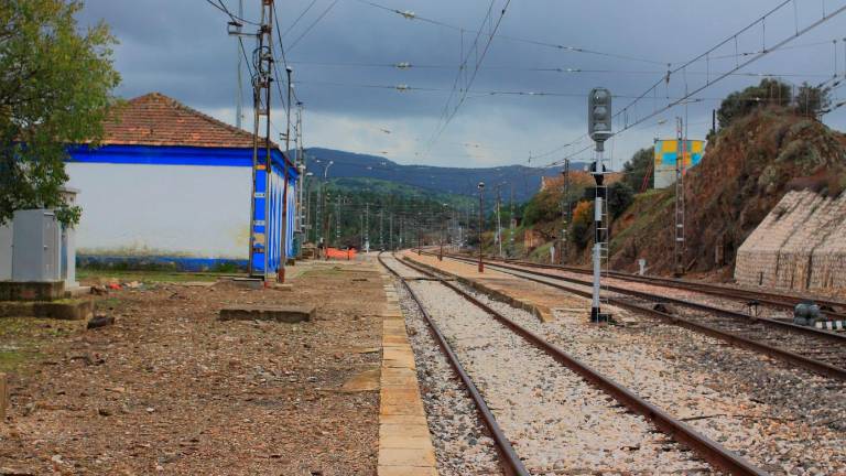 Doce horas cortada la Línea Alcázar de San Juan-Jaén-Cádiz por la avería de una locomotora de un operador privado Doce horas cortada la Línea Alcázar de San Juan-Jaén-Cádiz por la avería de una locomotora de un operador privado