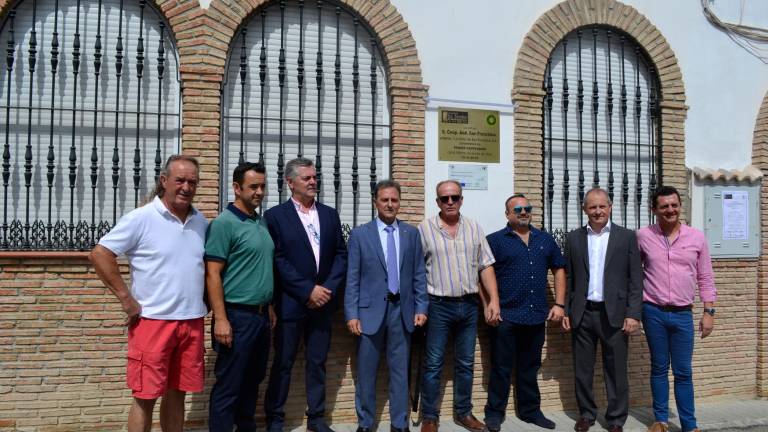 Una placa en honor de cien años de una gran historia Una placa en honor de cien años de una gran historia