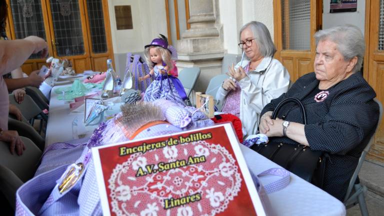 Abanicos, pañuelos y un sinfín de obras de arte con bolillos Abanicos, pañuelos y un sinfín de obras de arte con bolillos