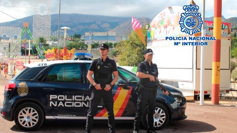 Detenido por fotografiar a las chicas por debajo de la falda Detenido por fotografiar a las chicas por debajo de la falda
