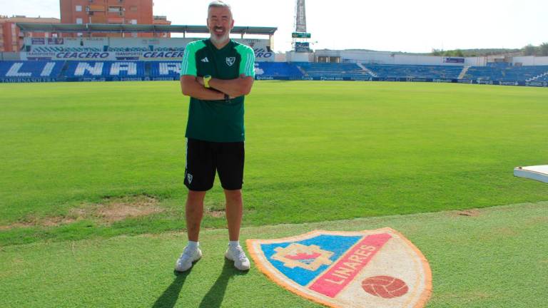 El Linares cesa a Óscar Fernández tras dos jornadas con el equipo en descenso y 45 días sin ganar El Linares cesa a Óscar Fernández tras dos jornadas con el equipo en descenso y 45 días sin ganar