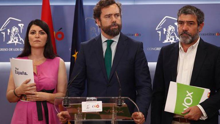 Vox rompe con el PP en los ayuntamientos y pasa a la oposición Vox rompe con el PP en los ayuntamientos y pasa a la oposición