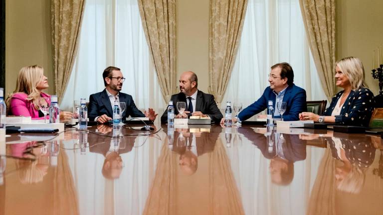 Los miembros de la Mesa del Senado acuerdan subirse el sueldo entre un 13% y un 8% Los miembros de la Mesa del Senado acuerdan subirse el sueldo entre un 13% y un 8%