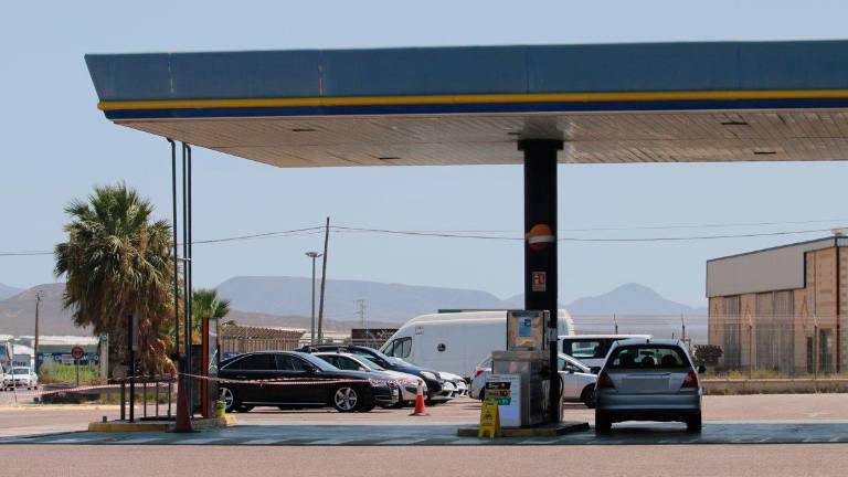 Heridos de gravedad cuatro operarios de una gasolinera en una explosión cuando manipulaban una arqueta en Almería Heridos de gravedad cuatro operarios de una gasolinera en una explosión cuando manipulaban una arqueta en Almería