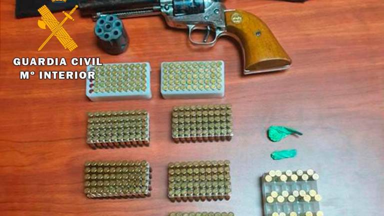 La Guardia Civil detiene a un hombre que llevaba una pistola en el coche La Guardia Civil detiene a un hombre que llevaba una pistola en el coche