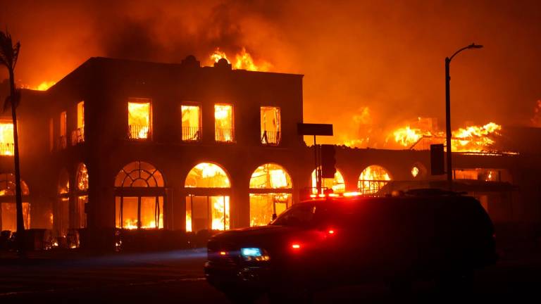 Ascienden a diez los muertos por los incendios forestales en Los Ángeles Ascienden a diez los muertos por los incendios forestales en Los Ángeles