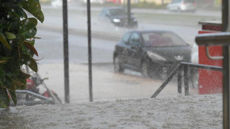 Una tormenta descarga con fuerza en la capital Una tormenta descarga con fuerza en la capital