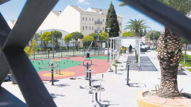 Labores de mantenimiento en el parque infantil Palma Burgos Labores de mantenimiento en el parque infantil Palma Burgos