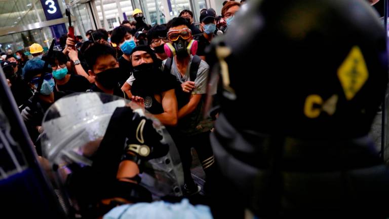Tensión entre la Policía y manifestantes en Hong Kong Tensión entre la Policía y manifestantes en Hong Kong