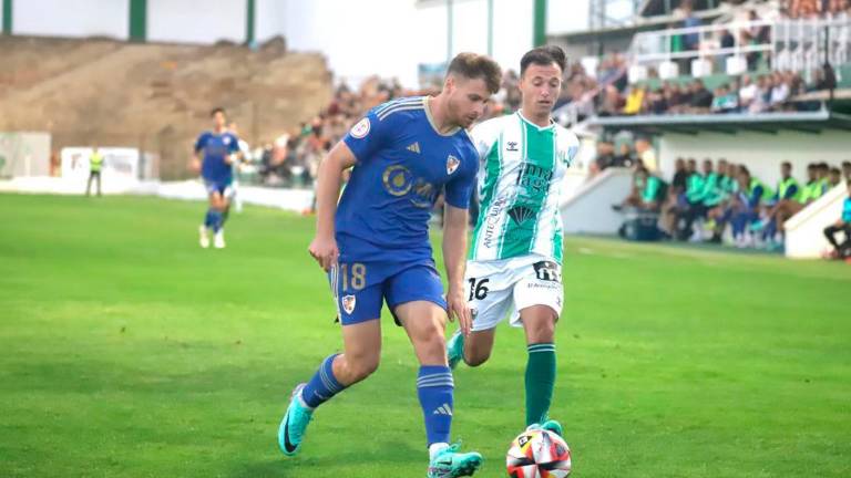 El Linares Deportivo no levanta cabeza tras su visita al Antequera (0-2) El Linares Deportivo no levanta cabeza tras su visita al Antequera (0-2)