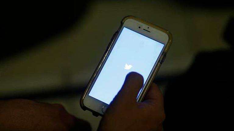 Twitter y Facebook eliminan 359 cuentas falsas “operadas por el PP” para potenciar mensajes en las redes sociales Twitter y Facebook eliminan 359 cuentas falsas “operadas por el PP” para potenciar mensajes en las redes sociales