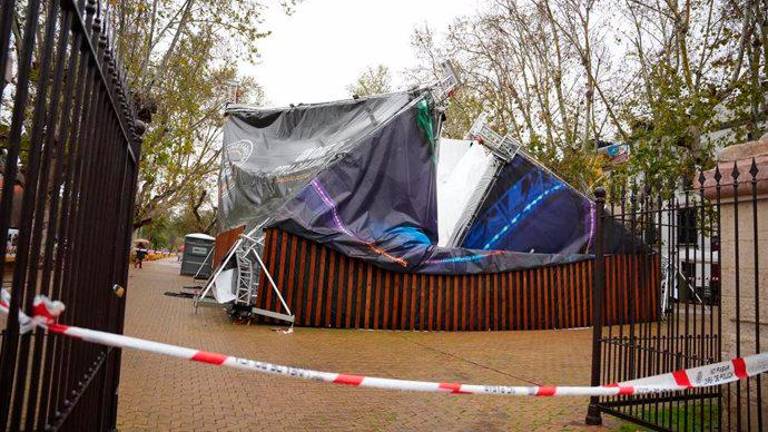 Tres heridos en Sevilla por el desplome de la carpa de un planetario con un grupo escolar en su interior Tres heridos en Sevilla por el desplome de la carpa de un planetario con un grupo escolar en su interior