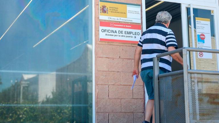 El paro baja en Andalucía en 22.600 personas de abril a junio y se crean 60.700 empleos El paro baja en Andalucía en 22.600 personas de abril a junio y se crean 60.700 empleos