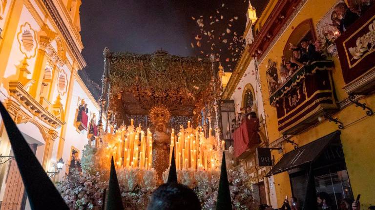 Sevilla vive una Madrugada de Viernes Santo con masiva afluencia y sin incidentes Sevilla vive una Madrugada de Viernes Santo con masiva afluencia y sin incidentes