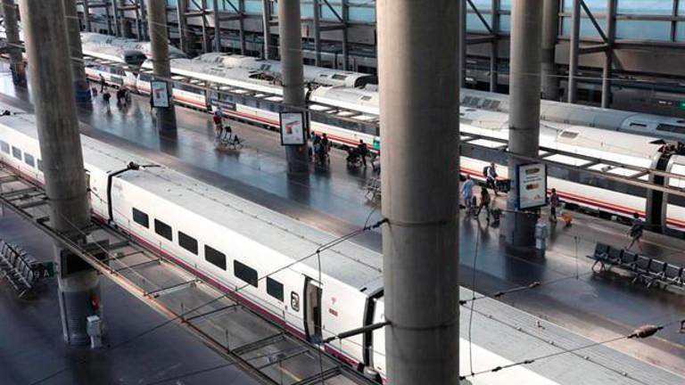 Renfe cancela 325 trenes por la huelga en vísperas del puente de agosto Renfe cancela 325 trenes por la huelga en vísperas del puente de agosto