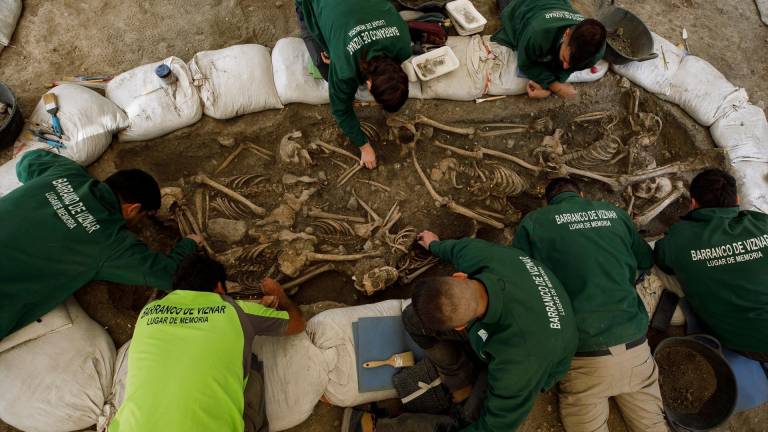 Identifican las dos primeras víctimas exhumadas en fosas comunes del Barranco de Víznar (Granada)