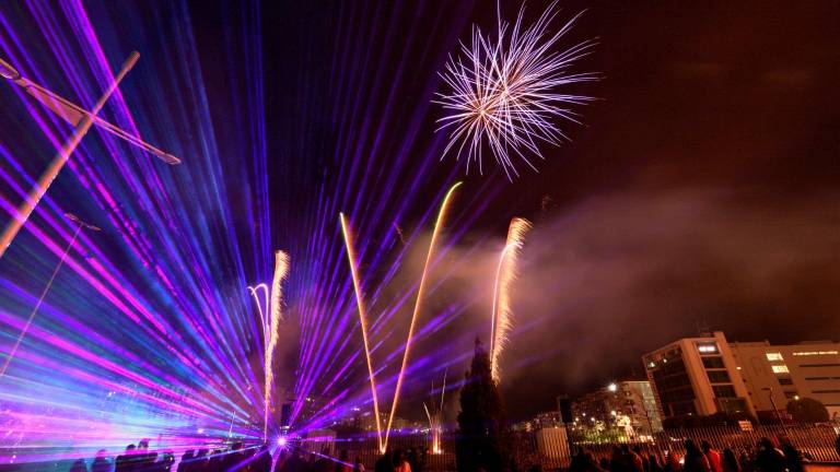 Los fuegos artificiales ponen luz y color al cielo jiennense