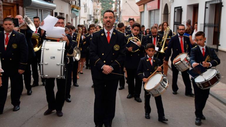 El pueblo se rinde ante el querido lienzo del Crucificado