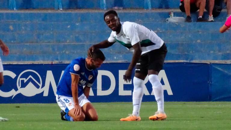 Un Linares batallador cae derrotado ante el Córdoba (0-1) Un Linares batallador cae derrotado ante el Córdoba (0-1)