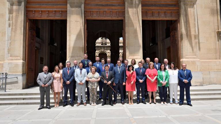 La nueva era de la Diputación arranca con su “tripresidente” La nueva era de la Diputación arranca con su “tripresidente”