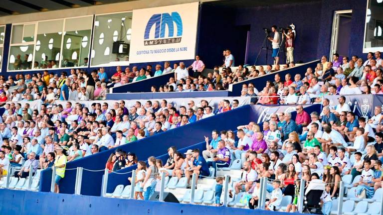 Peñistas y abonados del Real Jaén en contra de los precios de las entradas del partido ante el Cádiz Peñistas y abonados del Real Jaén en contra de los precios de las entradas del partido ante el Cádiz
