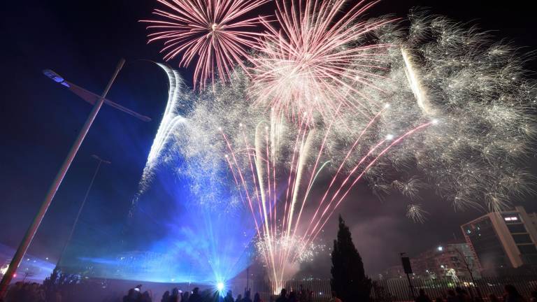 Los fuegos artificiales ponen luz y color al cielo jiennense