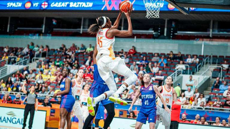 España vence sin deslumbrar España vence sin deslumbrar