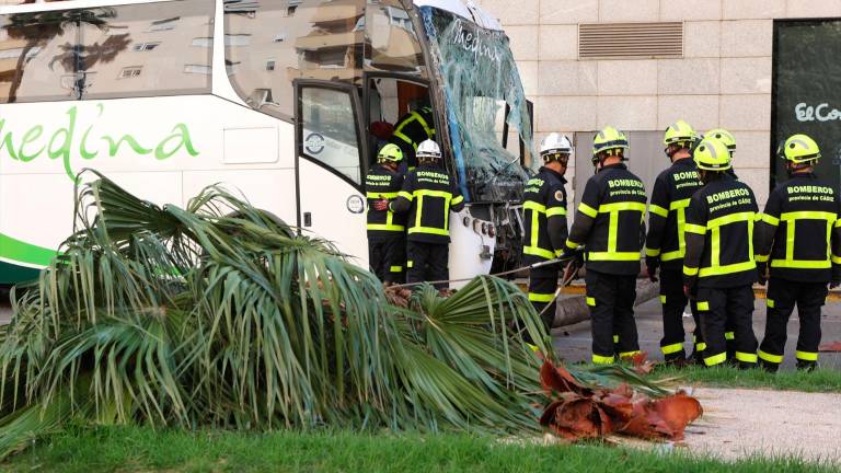 Muere el herido que estaba en la UCI tras el accidente del autobús en Cádiz Muere el herido que estaba en la UCI tras el accidente del autobús en Cádiz
