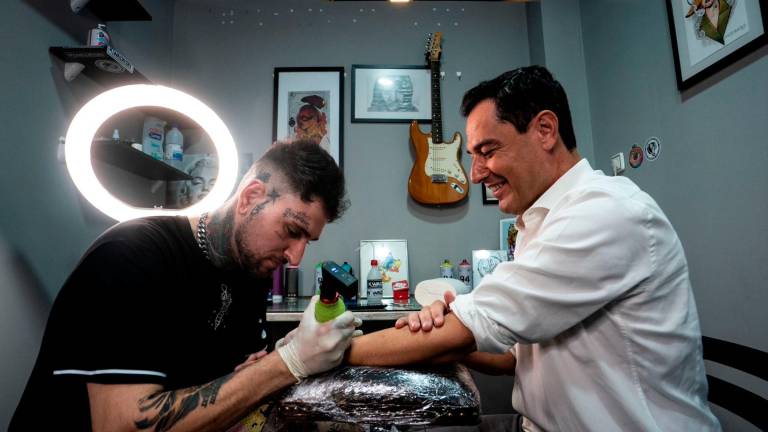A58: El tatuaje de Juanma Moreno hecho en Linares este lunes A58: El tatuaje de Juanma Moreno hecho en Linares este lunes