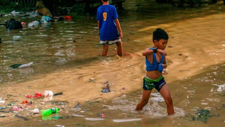 Miles de evacuados en Vietnam tras la llegada del tifón Noru Miles de evacuados en Vietnam tras la llegada del tifón Noru