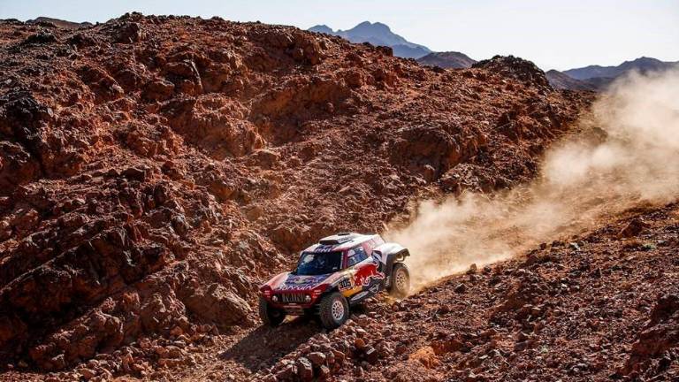 Carlos Sainz gana la etapa y se coloca líder del Dakar