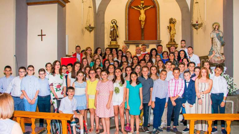 Multitudinaria confirmación de jóvenes y adultos en la parroquia de Lahiguera Multitudinaria confirmación de jóvenes y adultos en la parroquia de Lahiguera