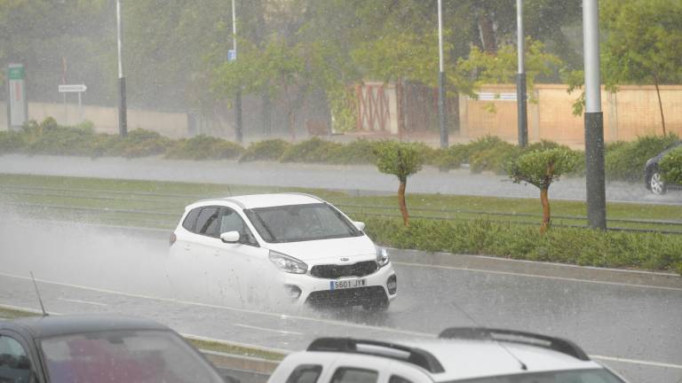 Una tormenta descarga con fuerza en la capital Una tormenta descarga con fuerza en la capital