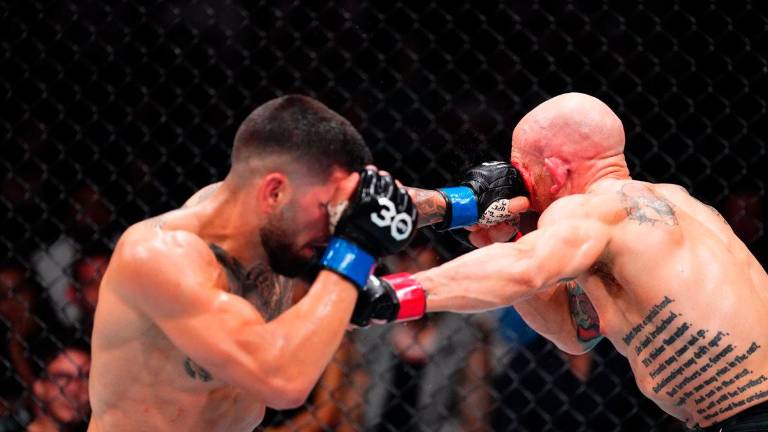 Ilia Topuria derrota a Josh Emmett y se mantiene invicto en la UFC Ilia Topuria derrota a Josh Emmett y se mantiene invicto en la UFC