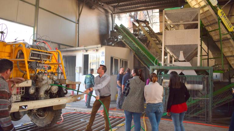 Aparatoso fuego en la cooperativa “Oleícola Valdepeñas” Aparatoso fuego en la cooperativa “Oleícola Valdepeñas”
