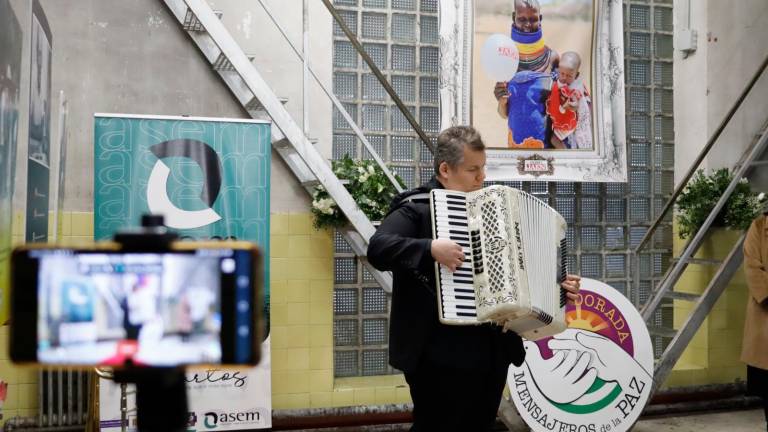 Aránega, músico jiennense de paz y solidaridad, con ‘Andaluces de Jaén’ y su acordeón Aránega, músico jiennense de paz y solidaridad, con ‘Andaluces de Jaén’ y su acordeón