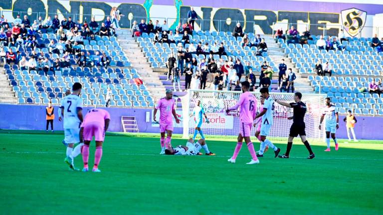 La victoria se le esfuma al Real Jaén en cuatro minutos fatídicos ante el Eldense (2-3) La victoria se le esfuma al Real Jaén en cuatro minutos fatídicos ante el Eldense (2-3)