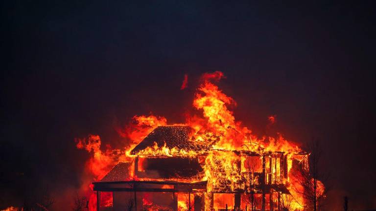 Al menos un bombero herido en un gran incendio en Nueva Jersey Al menos un bombero herido en un gran incendio en Nueva Jersey