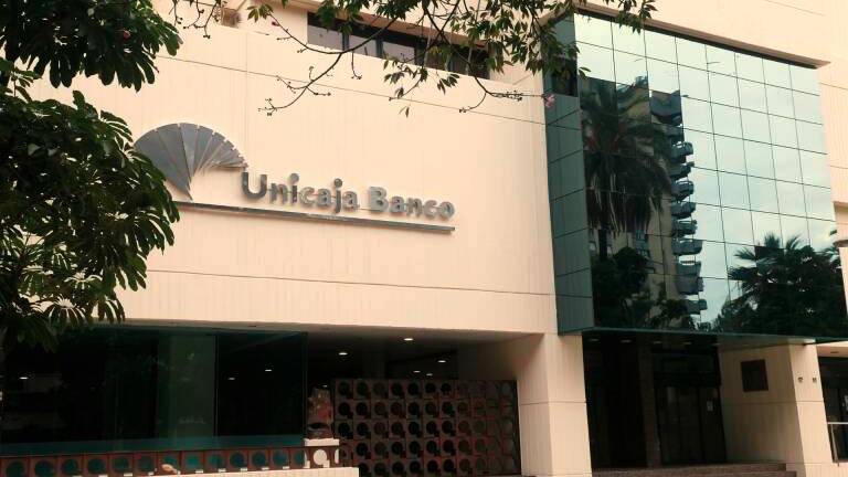 Unicaja Banco plantea el ajuste de más de 1.500 empleos Unicaja Banco plantea el ajuste de más de 1.500 empleos