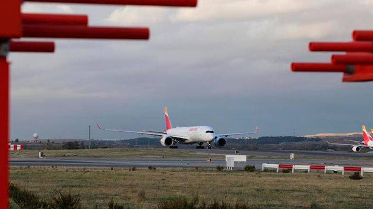 Cierran el espacio aéreo de Barajas ante la presencia de drones Cierran el espacio aéreo de Barajas ante la presencia de drones