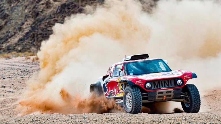 Carlos Sainz sigue líder pese a la presión de Al-Attiyah