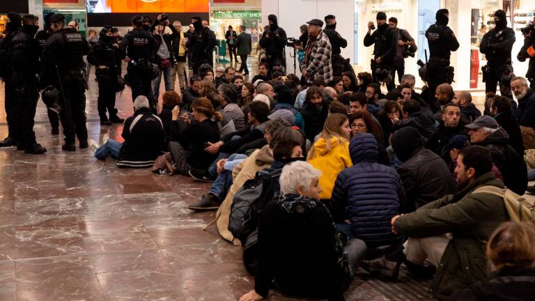 Desalojan a unos 60 manifestantes que cortaban el tráfico en Barcelona Desalojan a unos 60 manifestantes que cortaban el tráfico en Barcelona