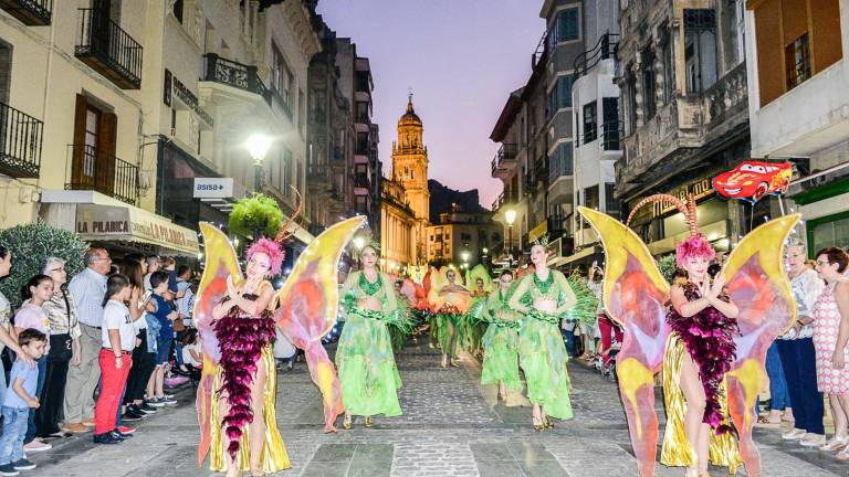 San Lucas da comienzo entre bailarinas, enormes globos, una equilibrista y mucho ritmo