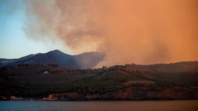 Confinan Portbou y Colera (Girona) por el incendio que ya afecta a 435 hectáreas Confinan Portbou y Colera (Girona) por el incendio que ya afecta a 435 hectáreas