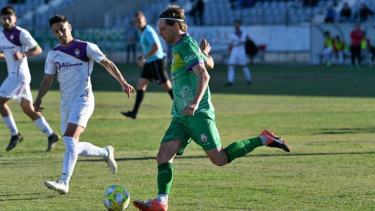 El Real Jaén pone la quinta marcha en un partido con dos caras